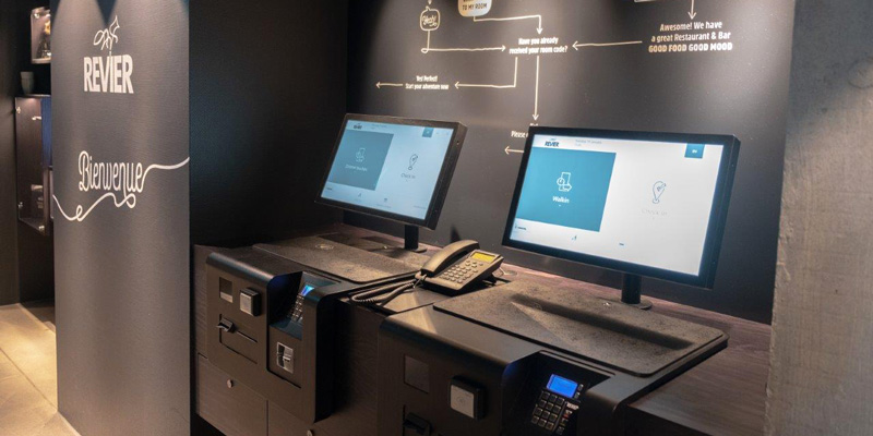 Borne de self check-in par Tabhotel à l’hôtel Revier Mountain Lodge Adelboden Borne de self check-in par Tabhotel à l'hôtel Revier Mountain Lodge Adelboden