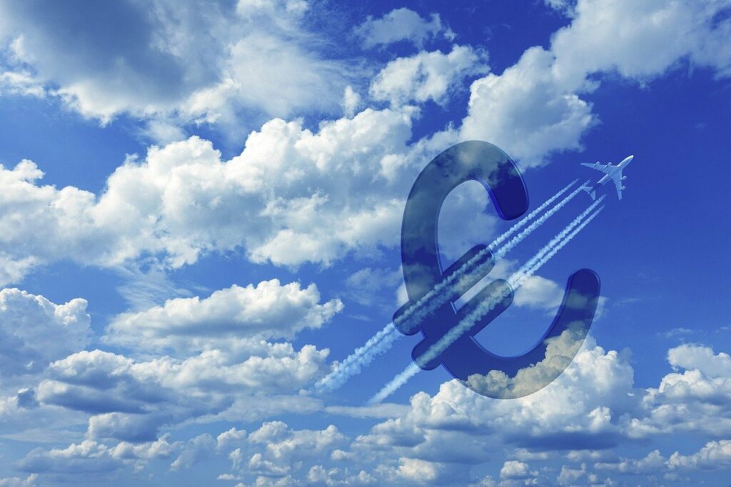 Un avion volant dans un ciel bleu avec un logo Euro