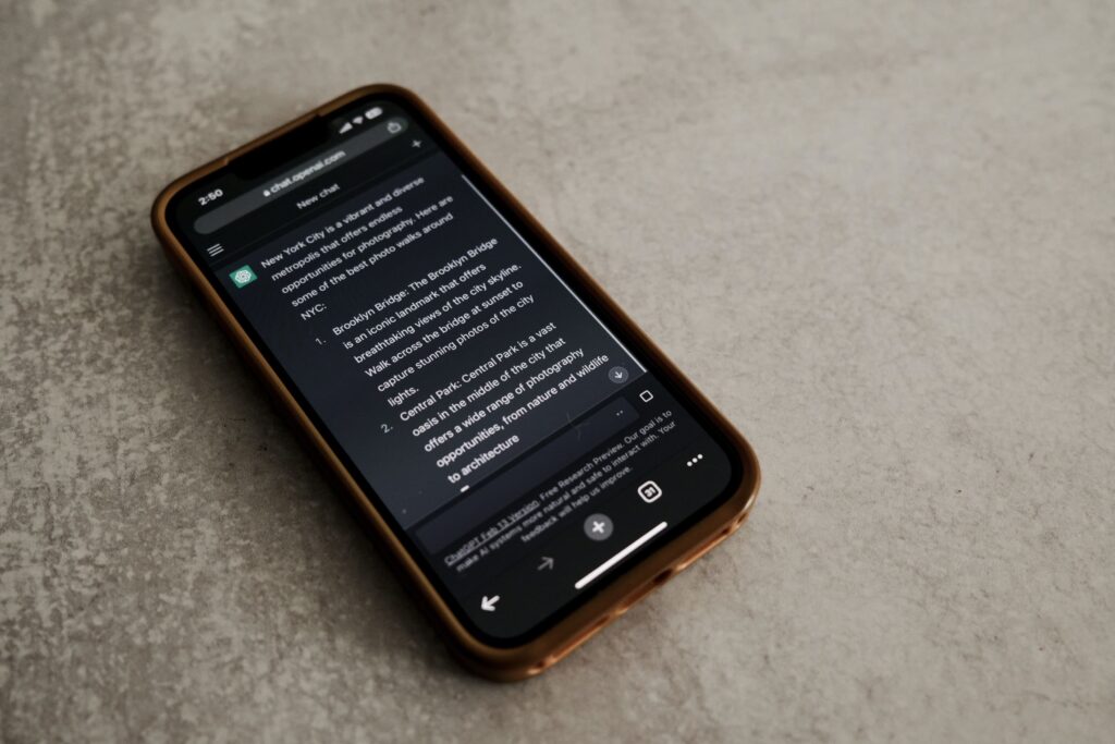 Un gros plan d'un téléphone portable utilisant ChatGPT