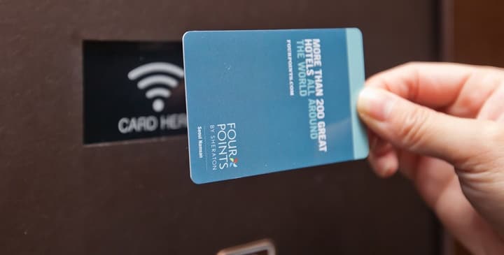 Dois-tu restituer les cartes-clés de l'hôtel ?