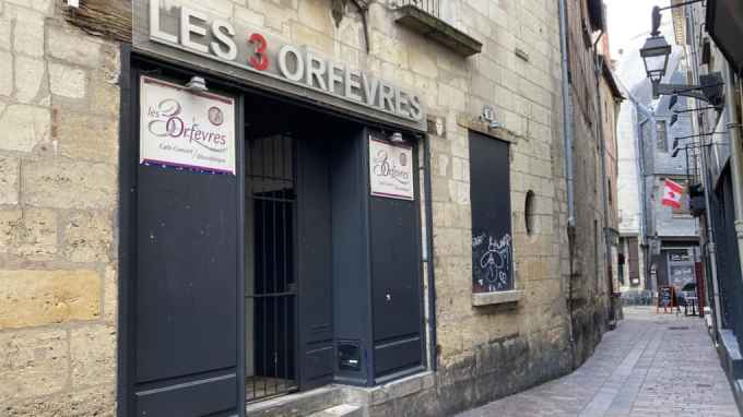 La boîte de nuit Les 3 Orfèvres a fermé du jour au lendemain, après plus de trente ans de présence dans le Vieux-Tours.