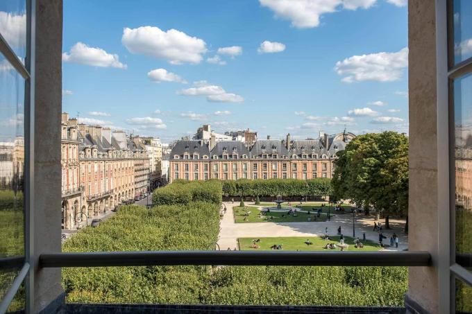 Vue sur la place des Vosges depuis l’hôtel Cour des Vosges © Guillaume de Laubier Vue sur la place des Vosges depuis l’hôtel Cour des Vosges © Guillaume de Laubier
