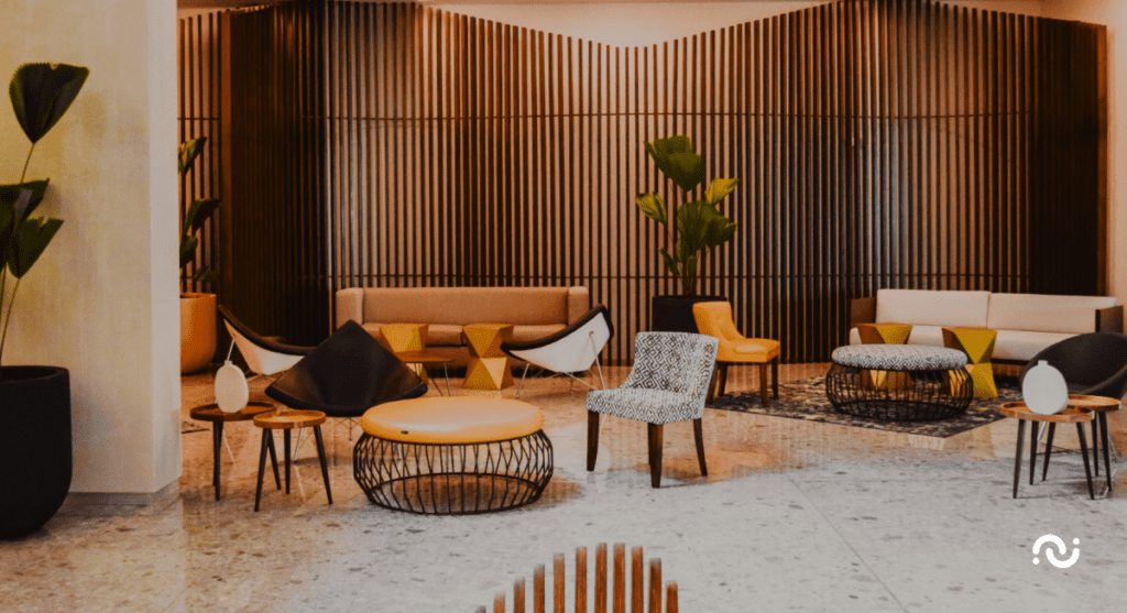 Staff shortages in the hotel industry: support your front desk with AI