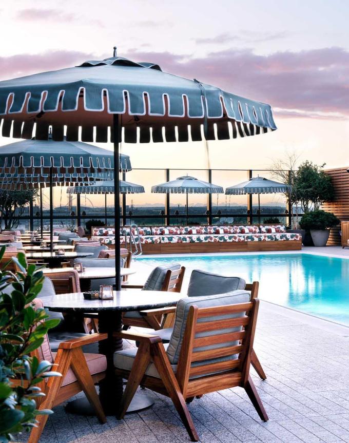 Rooftop avec piscine au White City Hall à Londres © Soho House Rooftop avec piscine au White City Hall à Londres © Soho House