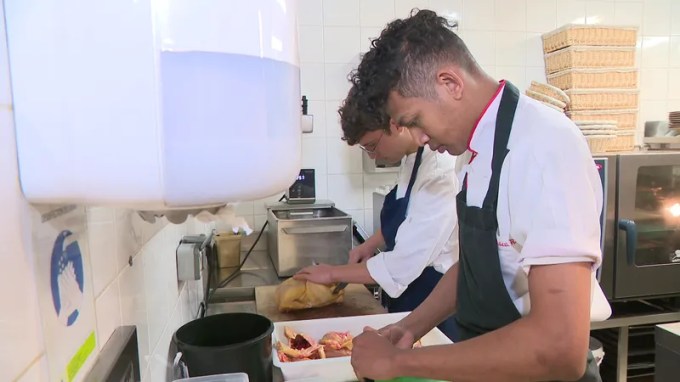 Les employeurs doivent une taxe mensuelle pouvant aller jusqu'à 300 euros pour les salariés originaires d'un pays non européen