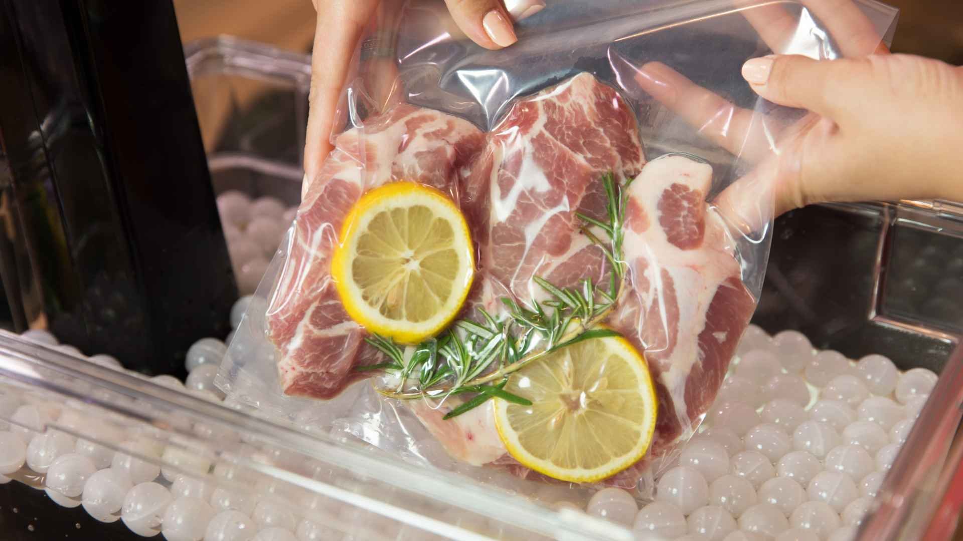 Insulation balls sous vide cooking