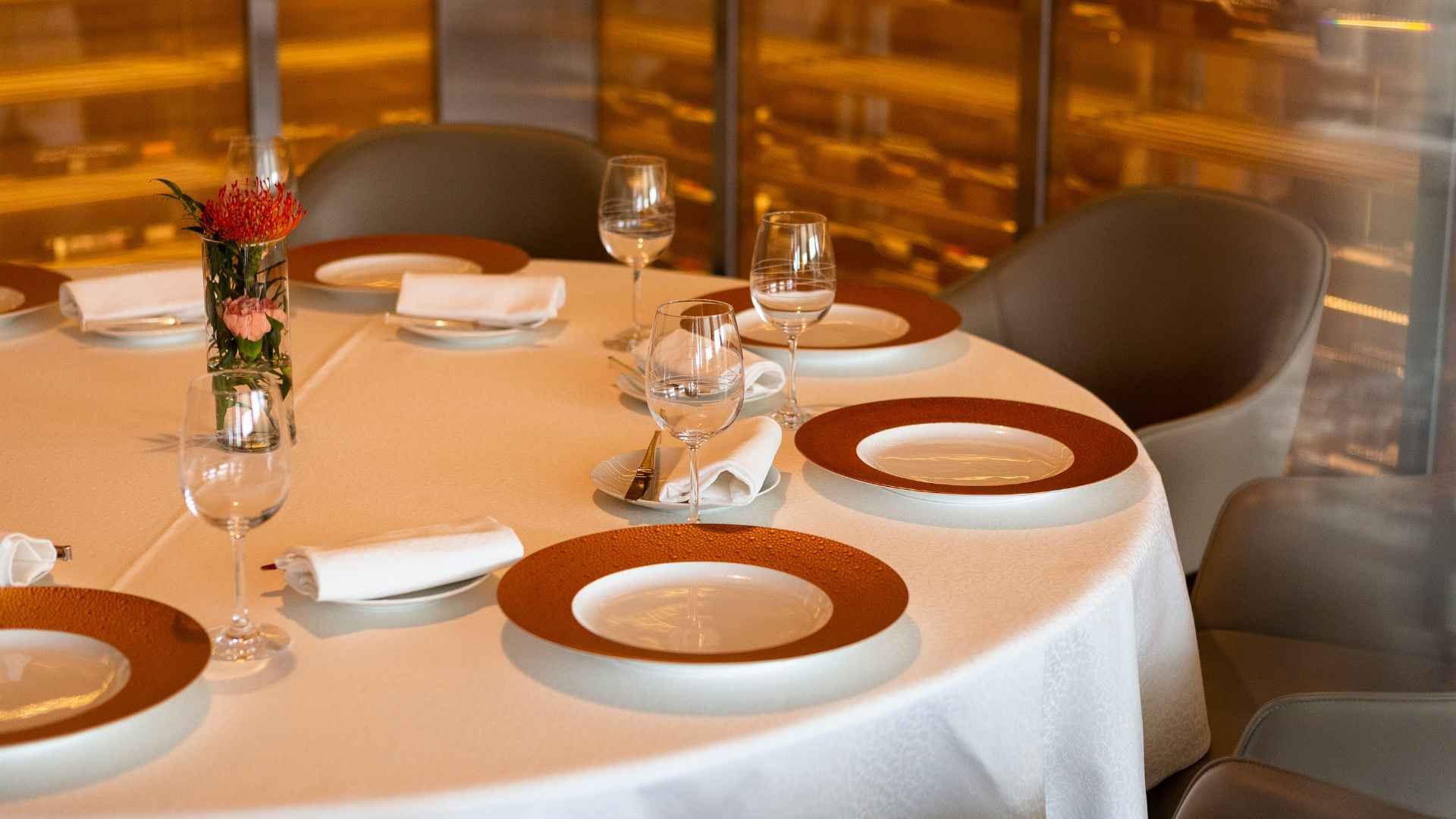 Dressage de la table avec assiettes de présentation