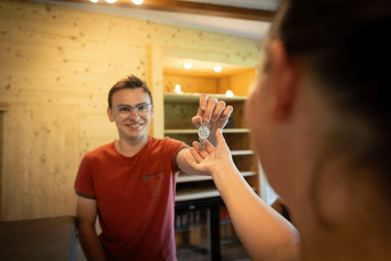 Poursuivre l’héritage familial : rencontre avec Thomas, hôtelier de troisième génération à L’Ardésia.
