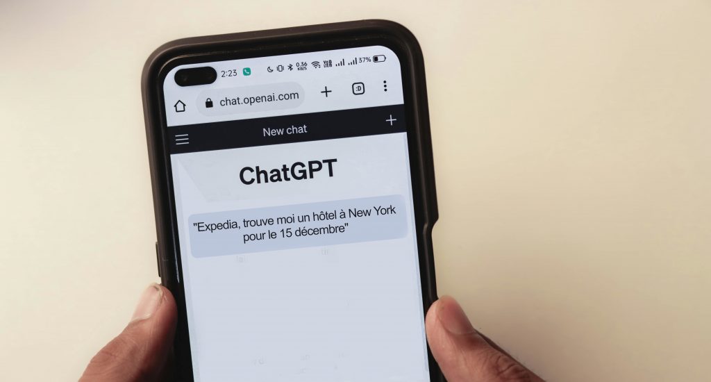 OpenAI intègre Booking.com et Expedia et permet des réservations depuis ChatGPT