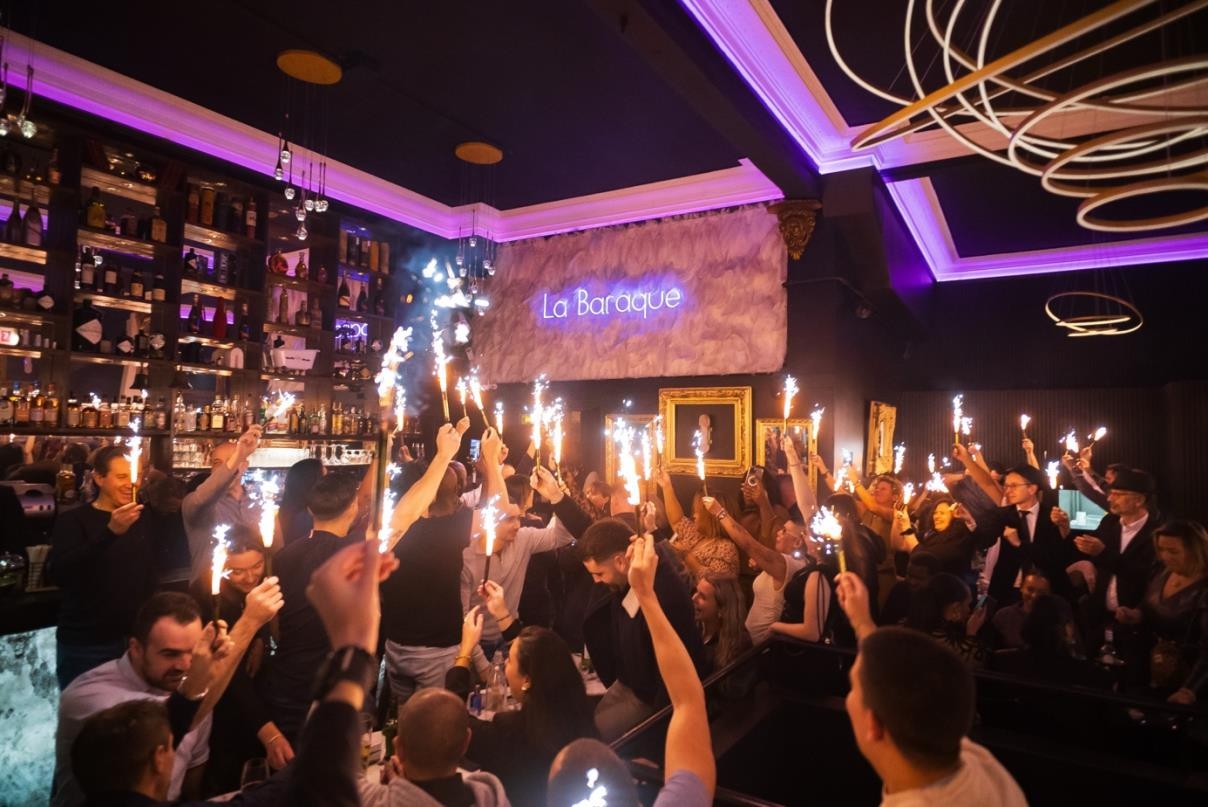 Une image contenant habits, personne, homme, événement Le contenu généré par l’IA peut être incorrect.