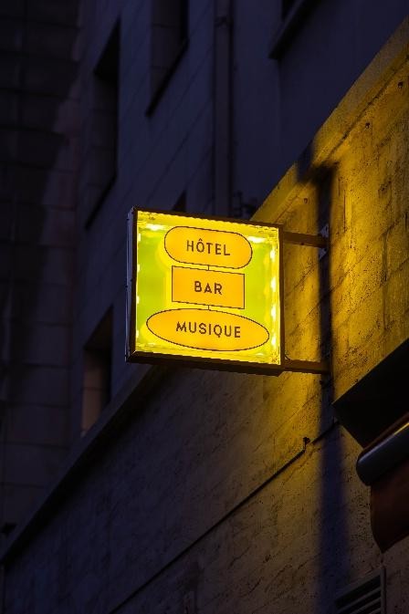 Une image contenant texte, bâtiment, signe, nuit Le contenu généré par l’IA peut être incorrect.