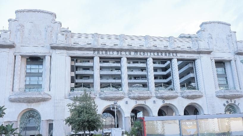 Une image contenant plein air, ciel, fenêtre, architecture Le contenu généré par l’IA peut être incorrect.