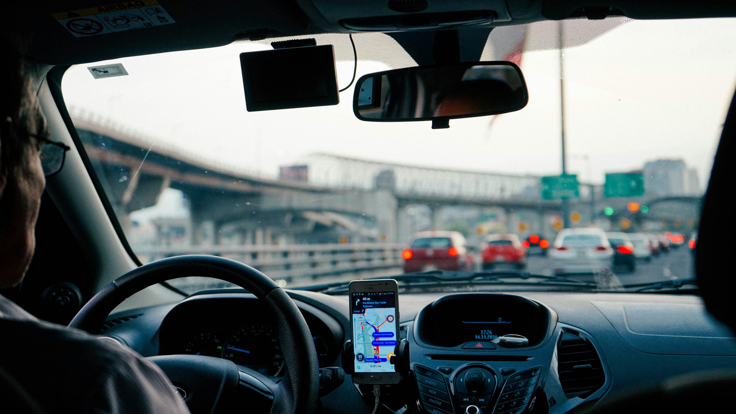 Uber lance la réservation d'hôtels via un partenariat avec Expedia, offrant accès à plus de 700,000 hôtels.
