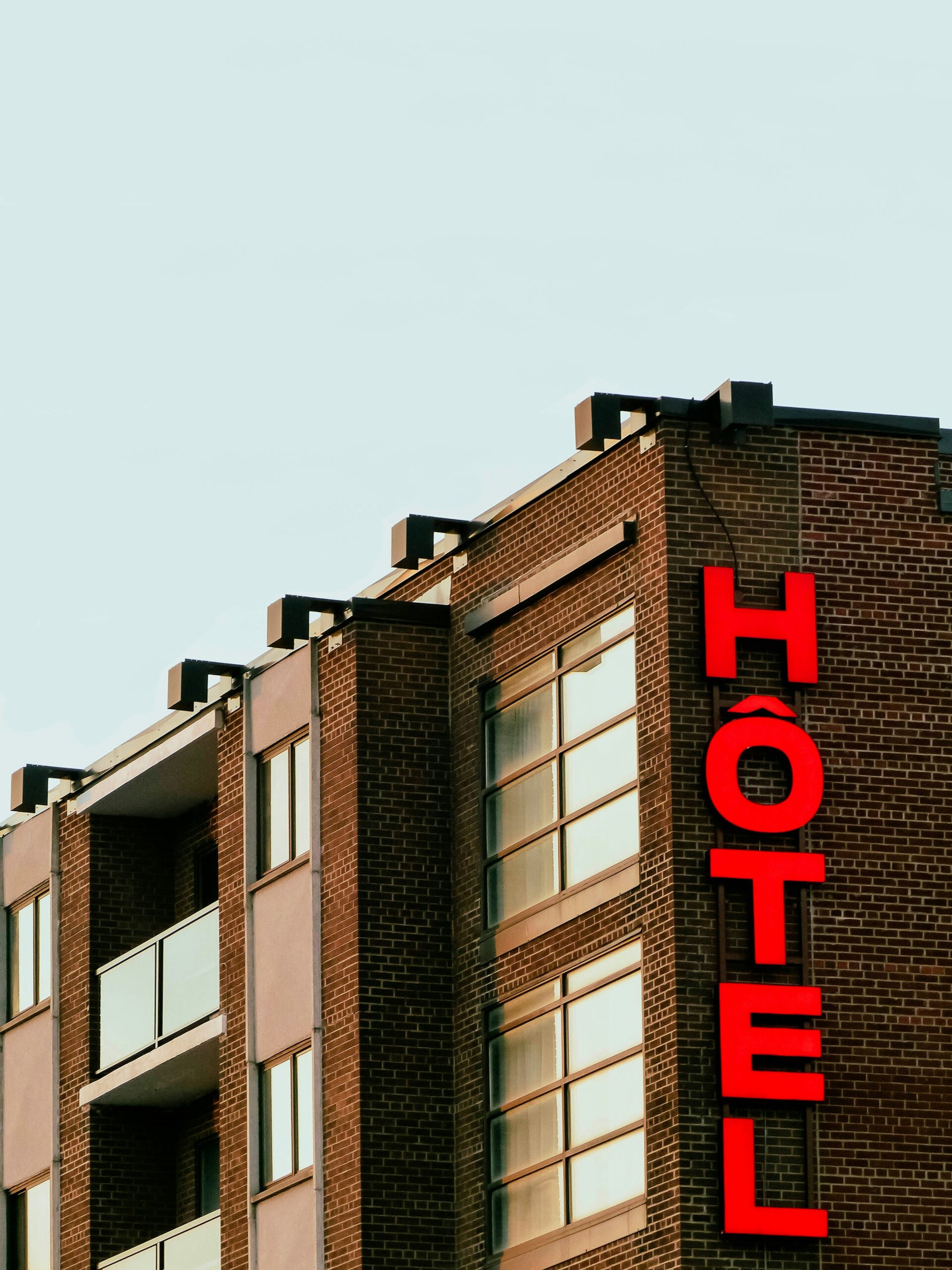 Choice Hotels International annonce le départ imprévu de son PDG Patrick Pacious, aucun successeur permanent désigné.