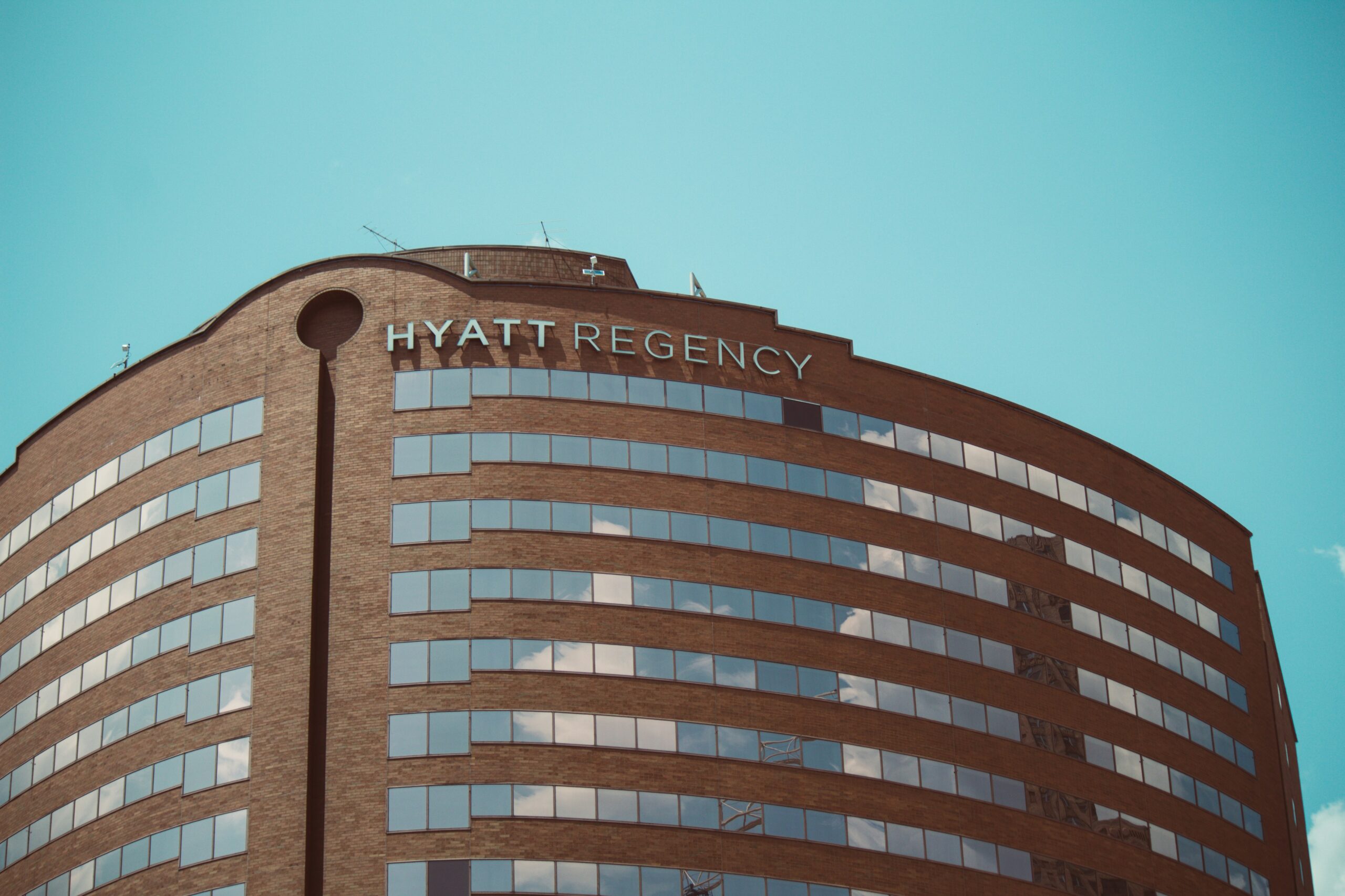 Marc Jacheet souligne l'importance du « care » chez Hyatt, basé sur l'empathie et l'action envers les clients.