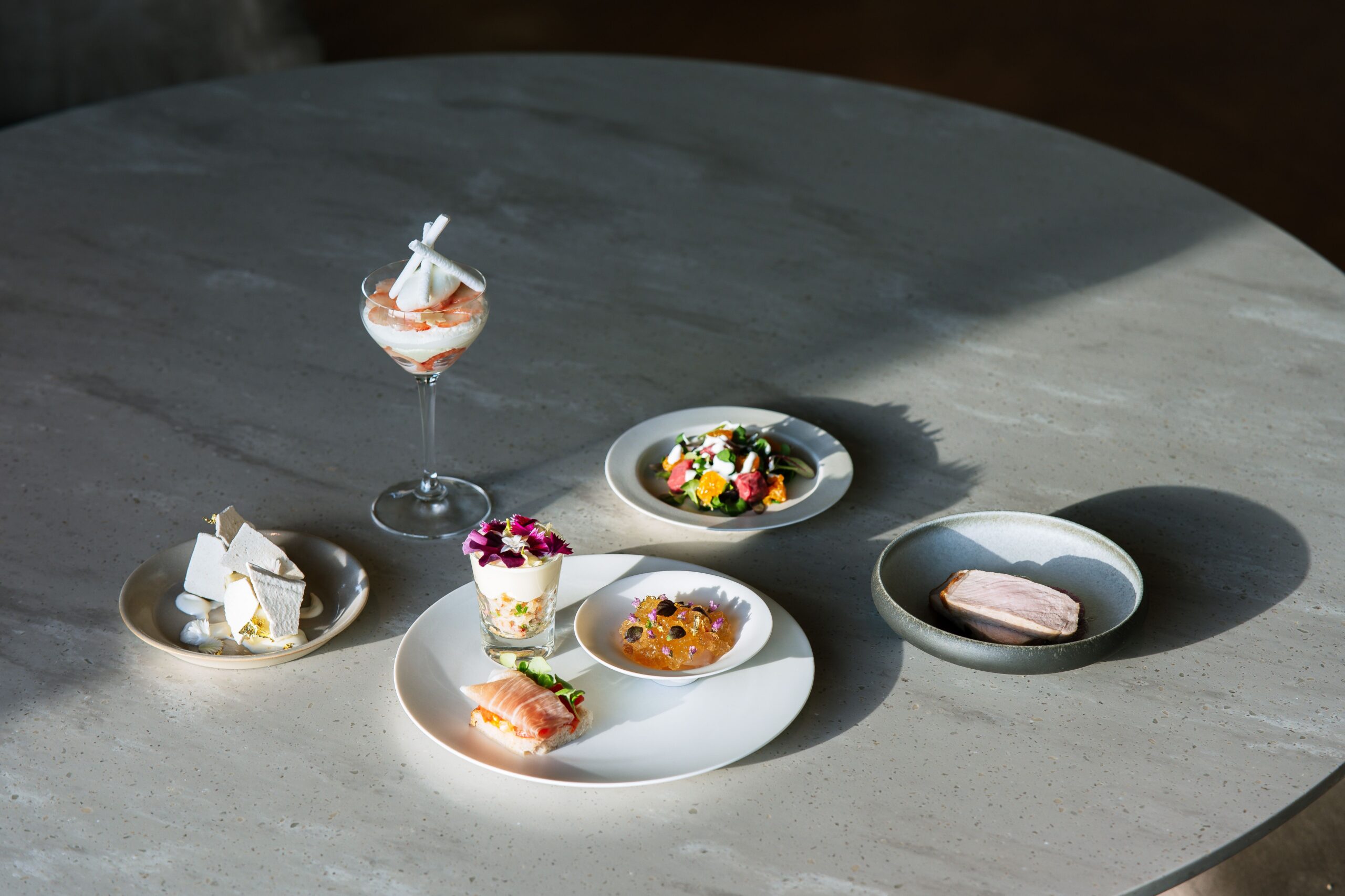 L'Hôtel de Crillon à Paris lance un programme bien-être innovant avec ateliers mensuels et soins spécialisés.