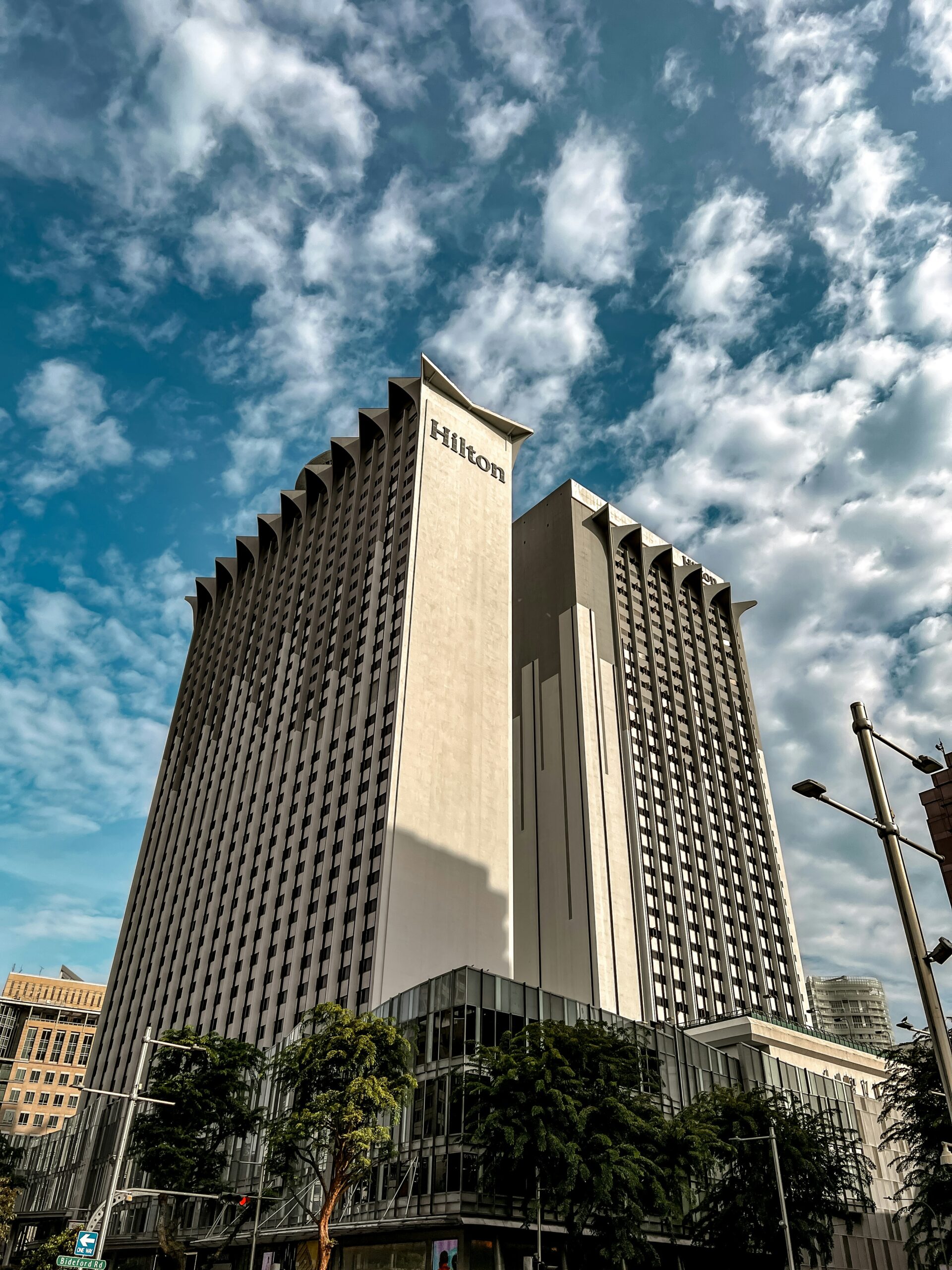 Hilton publie un rapport révélant que 94 % des travailleurs voient le bureau comme un lieu de lien social.