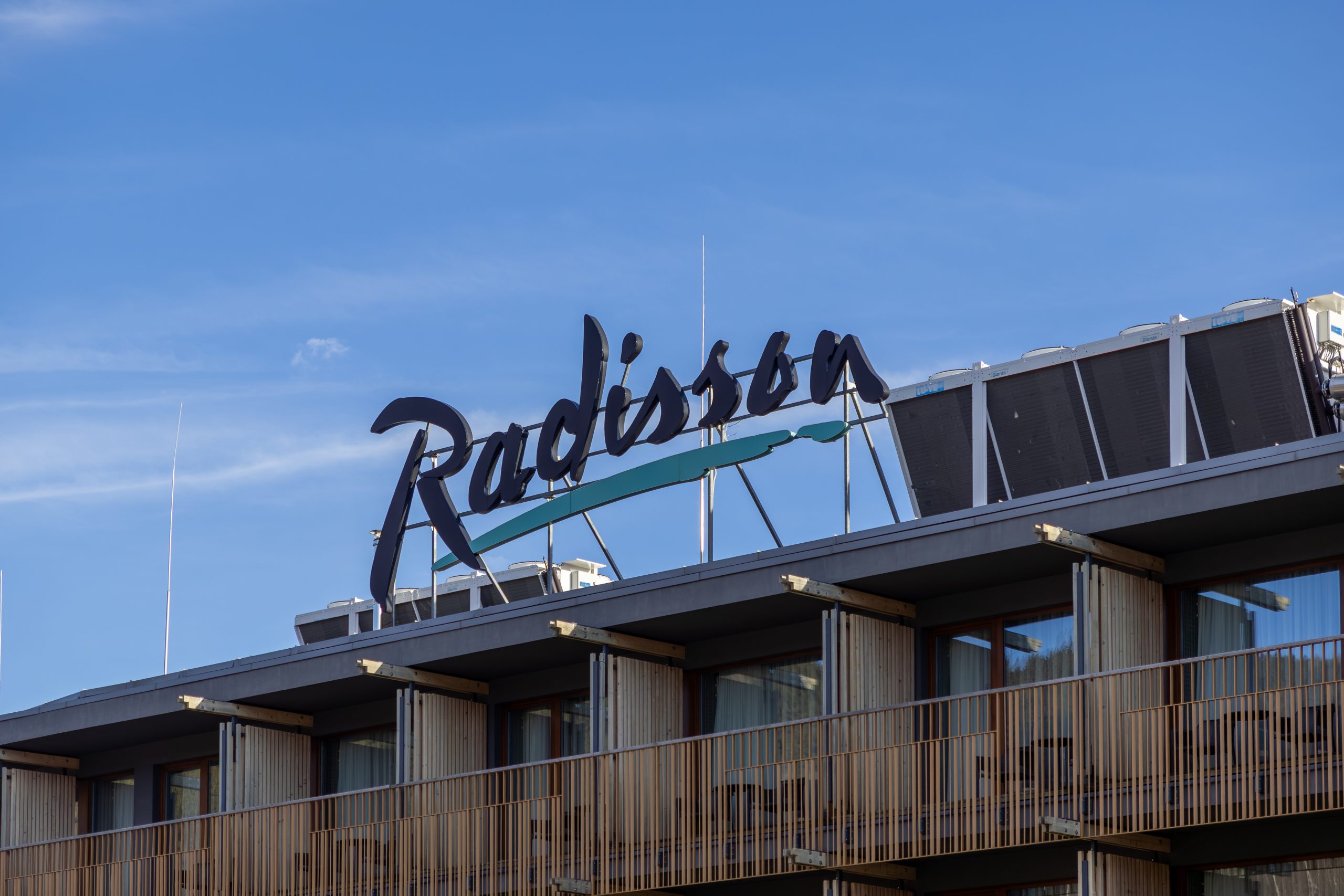 Radisson Hotel Group et Accenture lancent un plugin ChatGPT pour réservations d'hôtels en langage naturel, couvrant 100 pays.