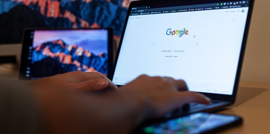 Les Aperçus IA de Google lancés en France le 22 juillet 2026, impactant le secteur touristique.