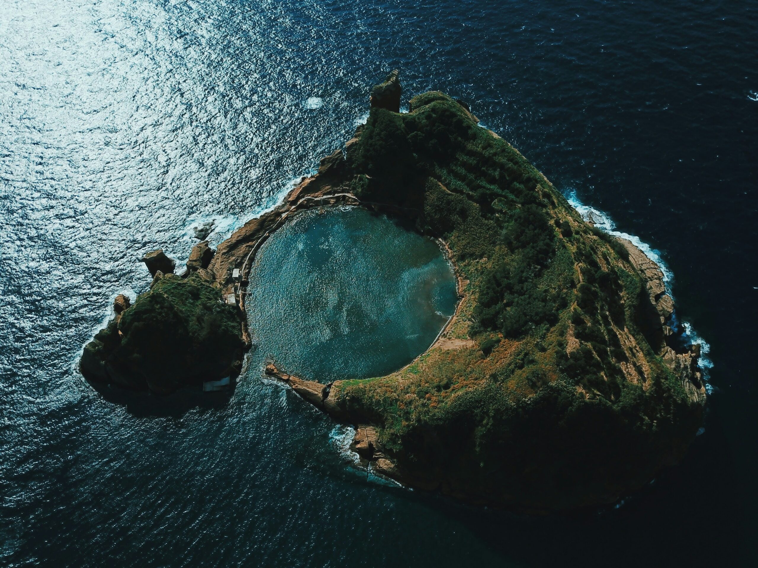 Le Domaine du Mas de Pierre transforme ses extérieurs en musée à ciel ouvert avec le Lagon et une paillote artisanale.