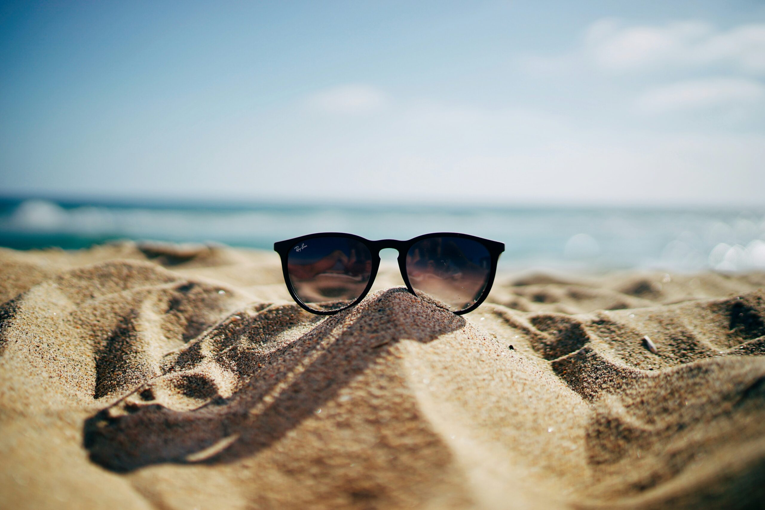 64 % des Français prévoient de partir en vacances cet été, majoritairement en France.