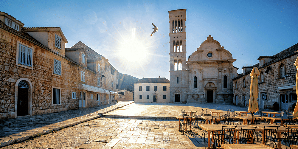 La vieille ville de Hvar révèle ses trésors cachés au-delà du port et de la place principale.