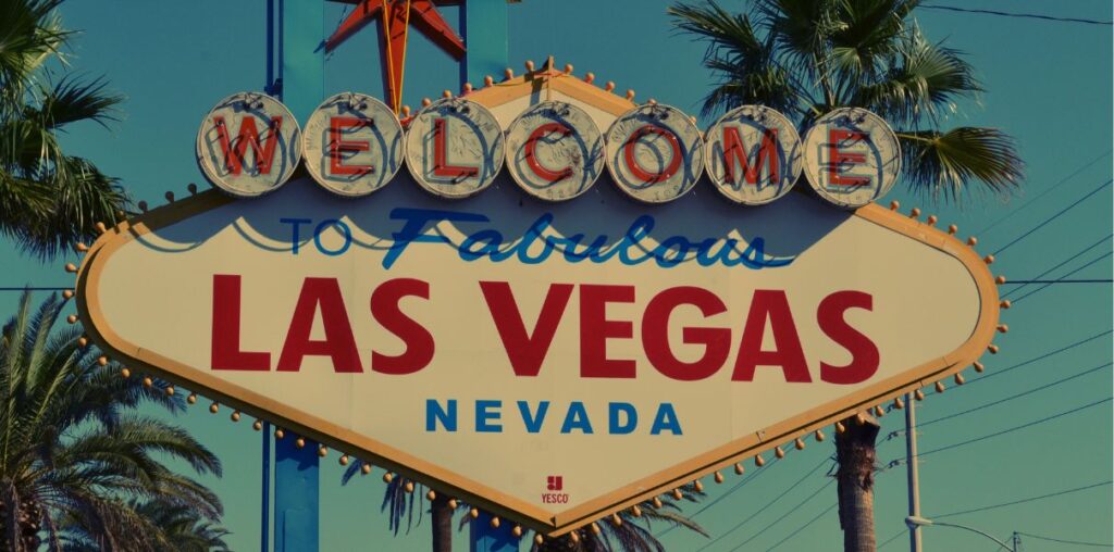 Accor intègre Treasure Island de 2 884 chambres à Las Vegas via franchise, établissement le plus grand du groupe.