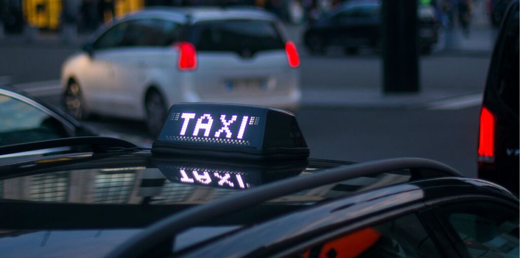 Waymo et Baidu dominent le marché des Robotaxis avec des millions de trajets hebdomadaires aux États-Unis et en Chine.