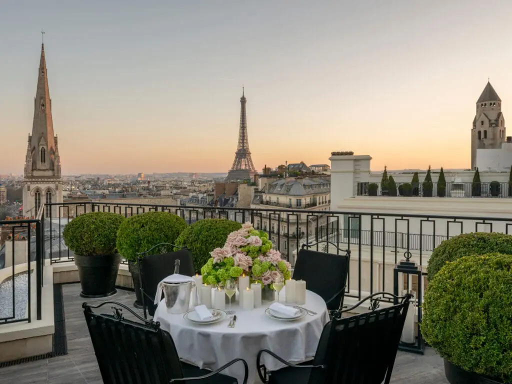 Le Palace George V à Paris Célèbre Bientôt 100 Ans avec 243 Chambres et 59 Suites Élégantes