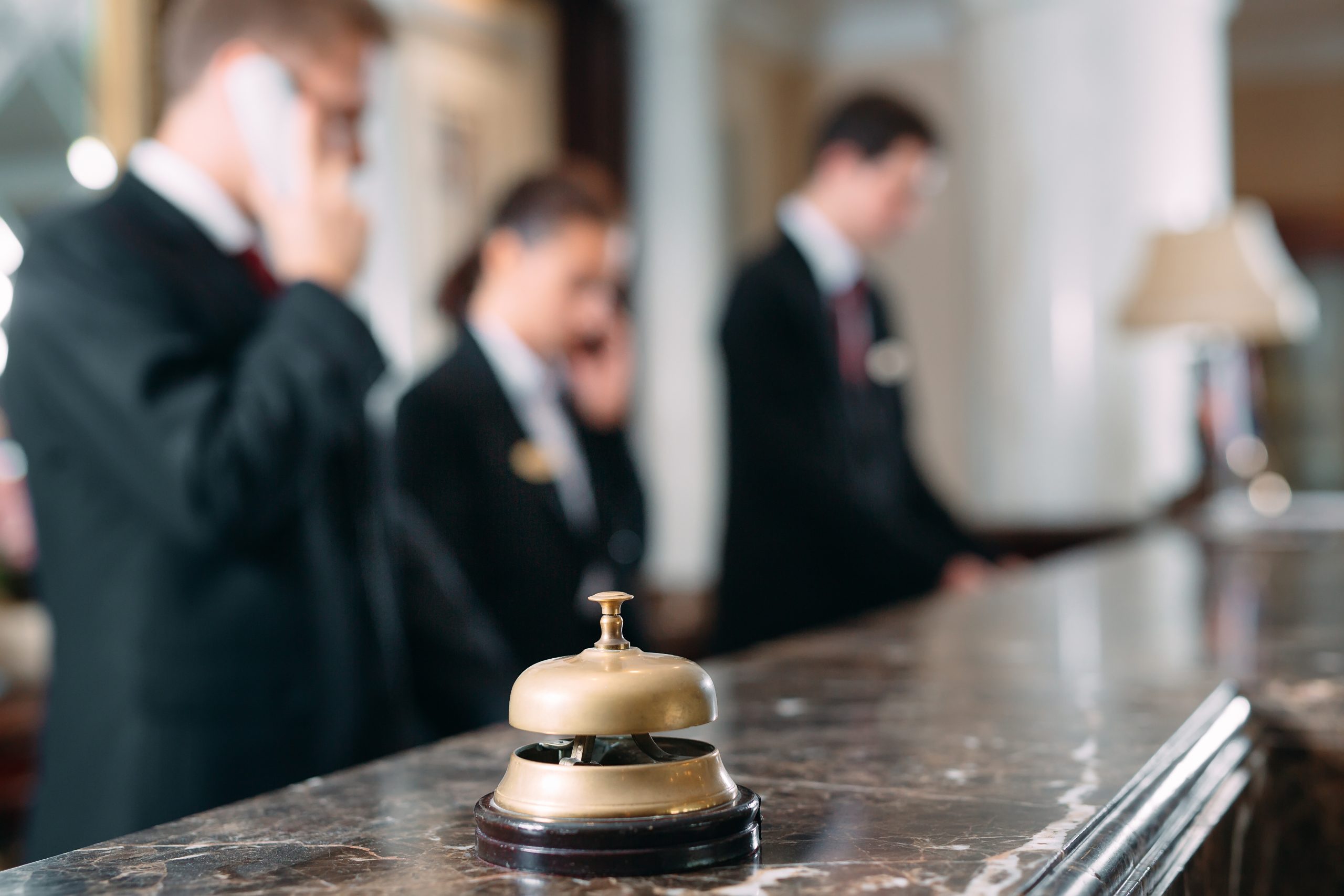 Lighthouse Implémente l'Assistant IA Ernest en 30 à 60 Jours avec Équipes d'Experts sur Site Hôtelier