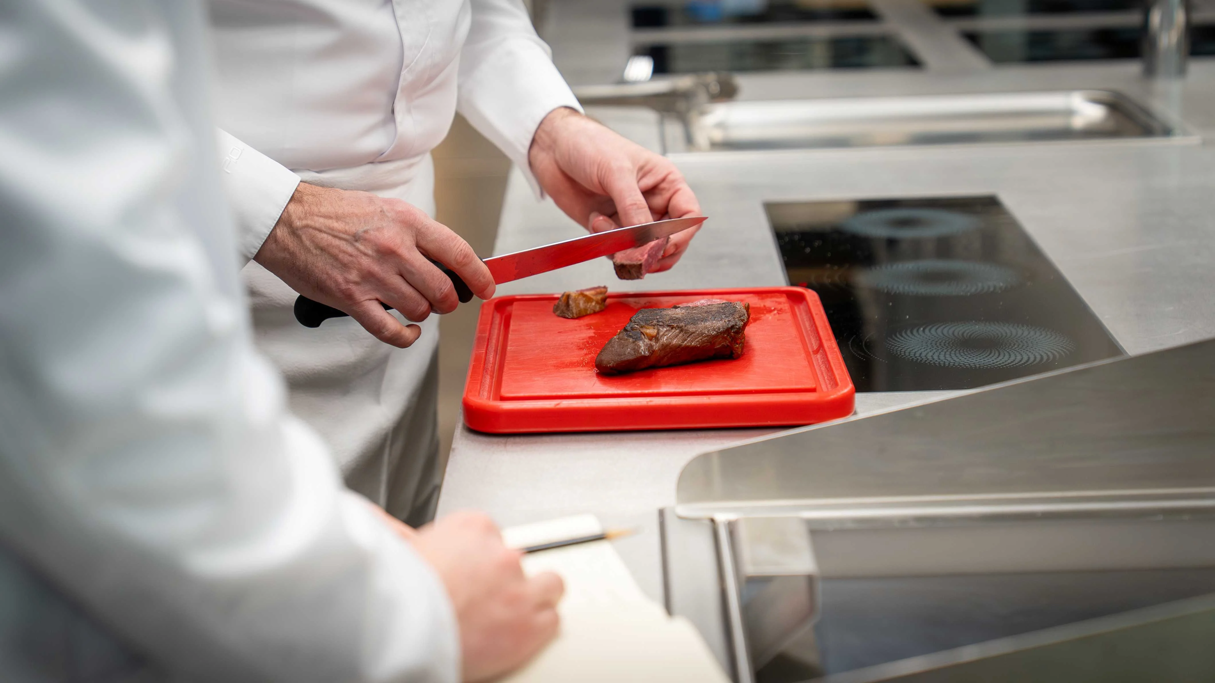 EHL Présente un Guide Complet sur les Outils Essentiels pour Cuisines Professionnelles: Huit Ustensiles Indispensables