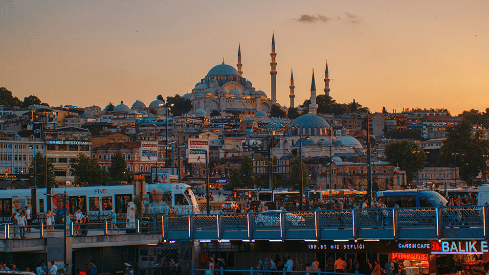 Les visiteurs internationaux recommandent au moins trois à quatre jours à Istanbul pour le Nouvel An, alliant célébration et découverte culturelle.