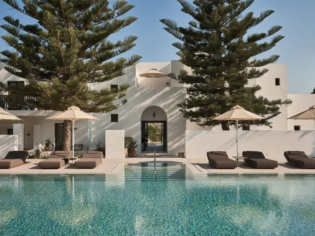 Parīlio, premier hôtel 5 étoiles de Paros, allie architecture cycladique et design contemporain avec 46 suites élégantes.
