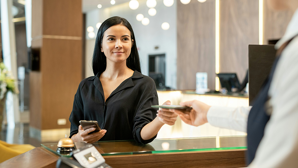 Les hôtels devraient intégrer des options de connectivité mobile dans les communications pré-arrivée pour améliorer l'expérience client.