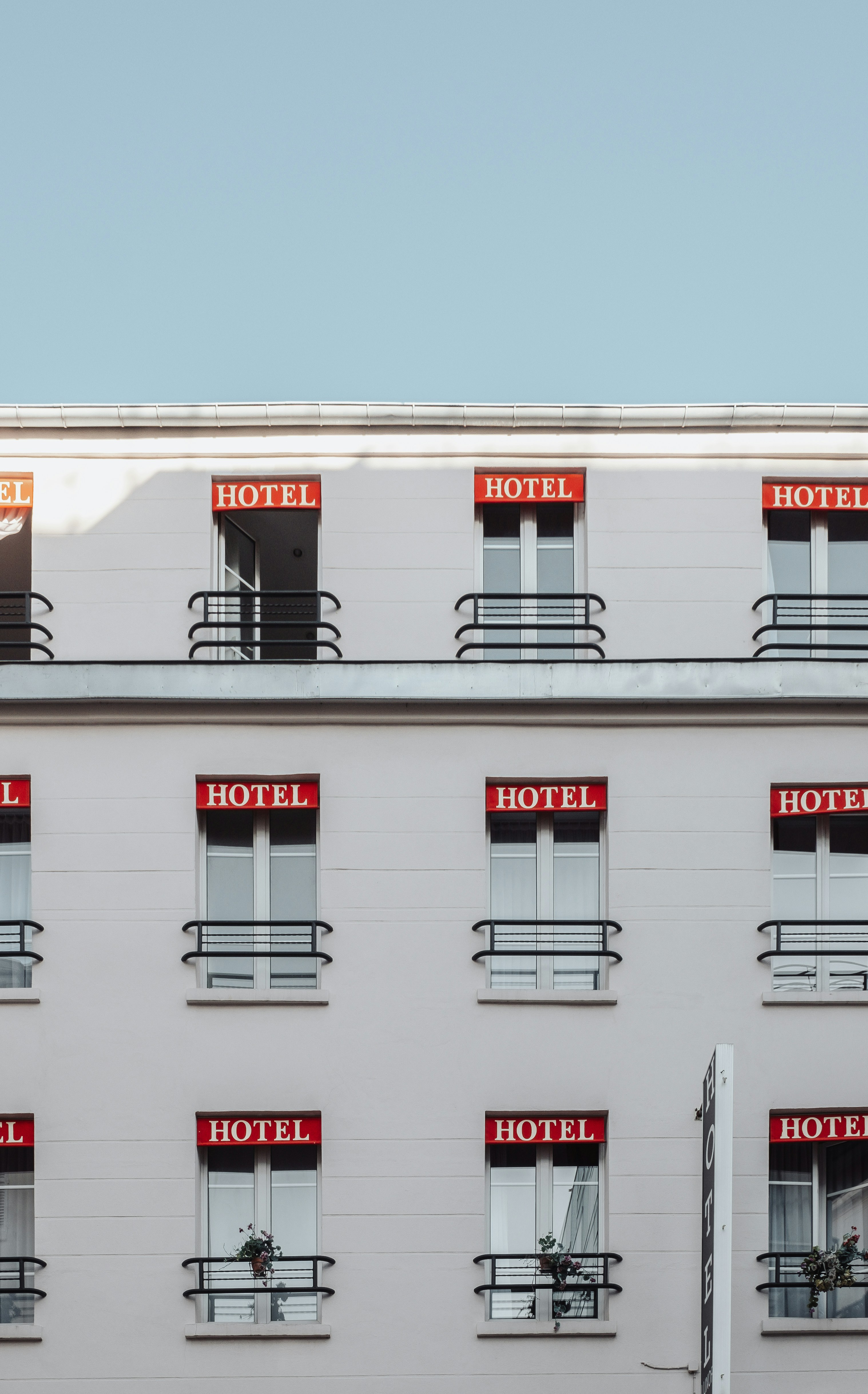 M6 lance « Alerte à l’hôtel : 30 jours pour tout relancer » : des clichés, encore des clichés