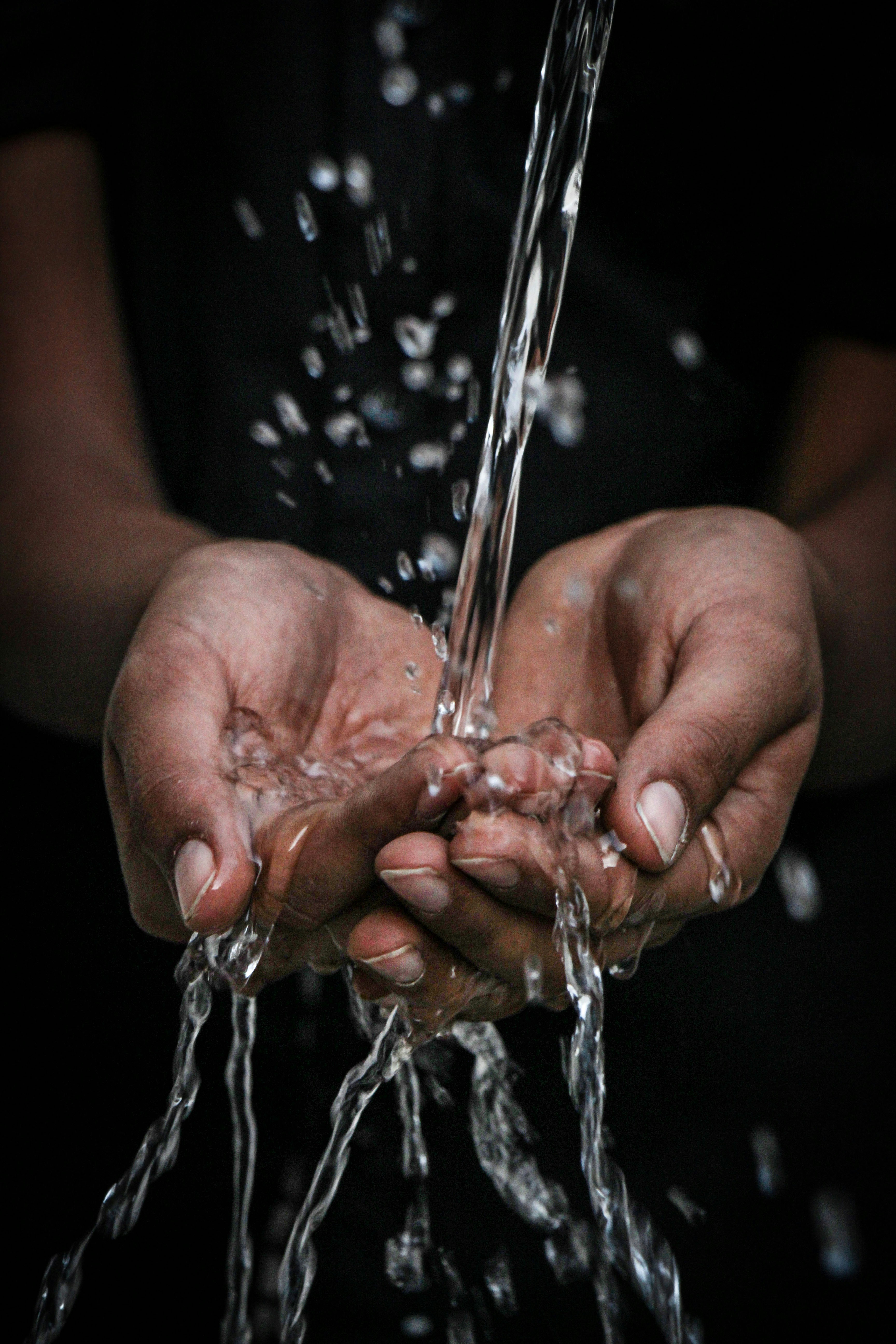 L'hôtellerie de luxe consomme 600 litres d'eau par client et par nuit, poussée vers des modèles durables.