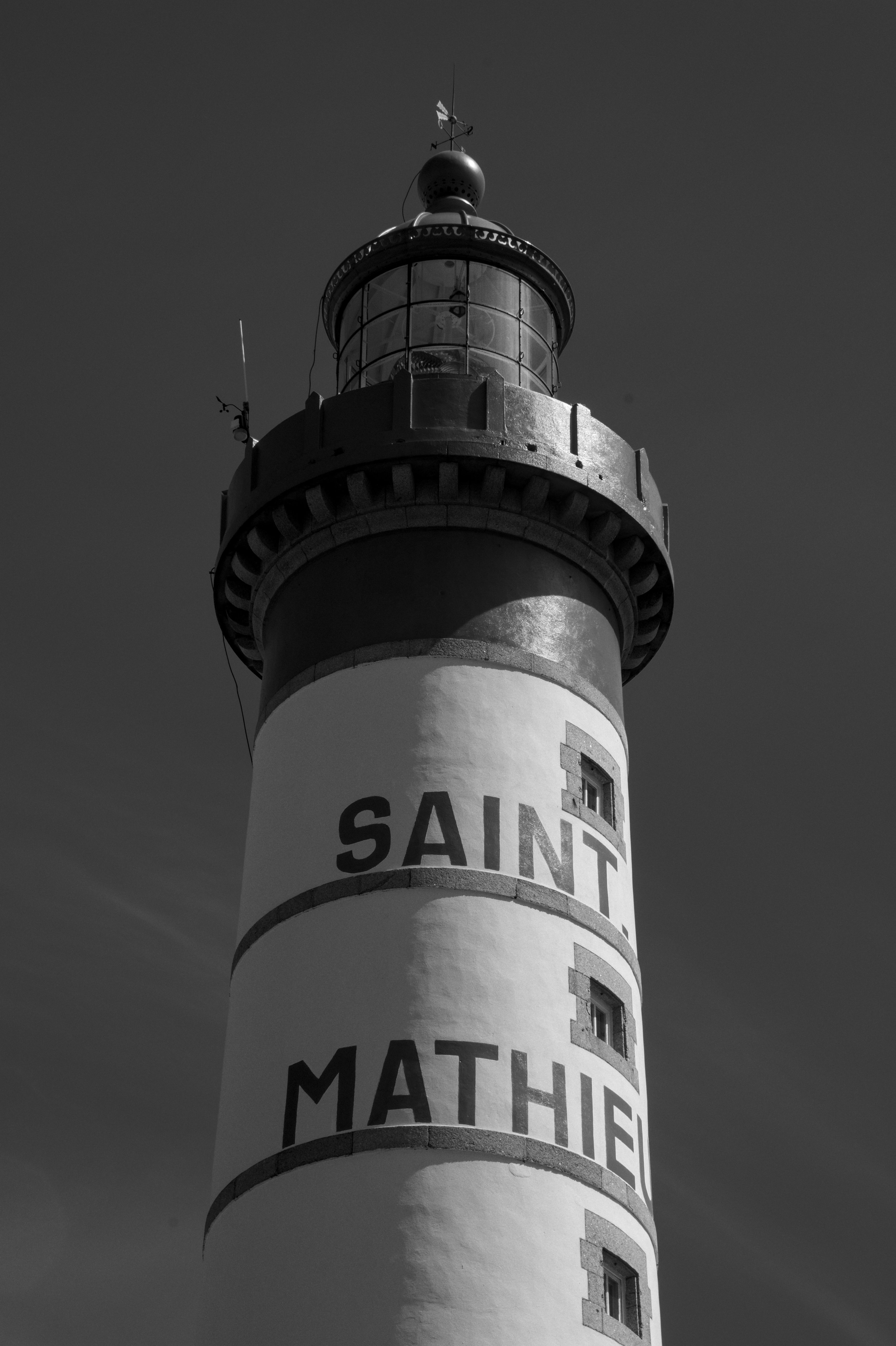 Lighthouse lance Ernest Crews pour intégrer l'IA en 30 jours dans les équipes commerciales hôtelières.