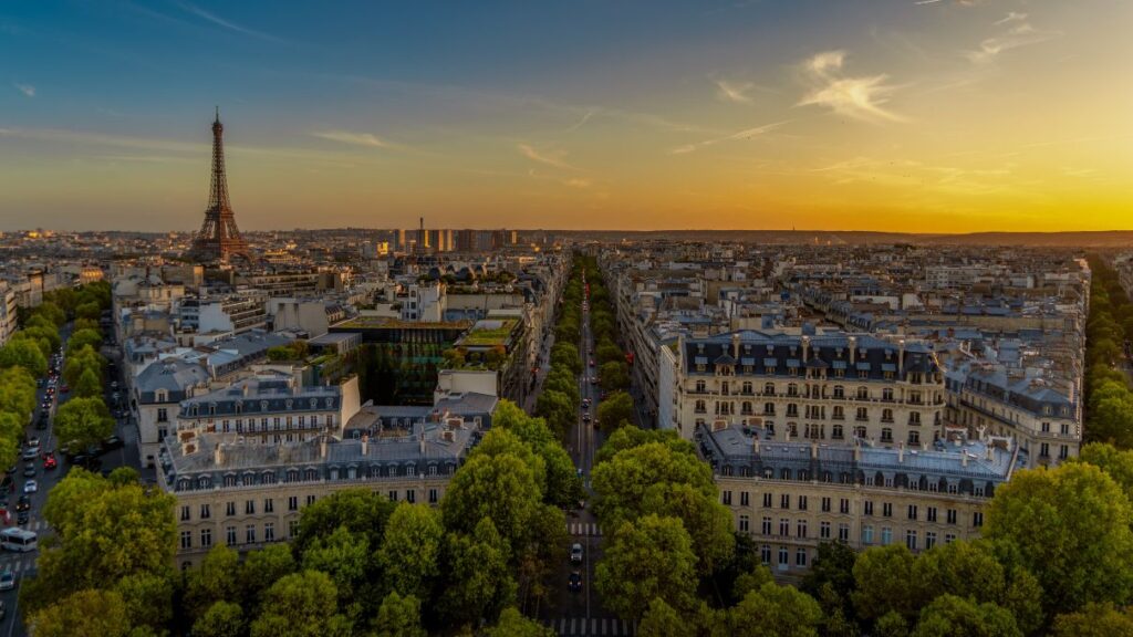Élisa Yavchitz devient la première femme présidente de Paris je t’aime – Office de Tourisme, succédant à Pierre Rabadan.