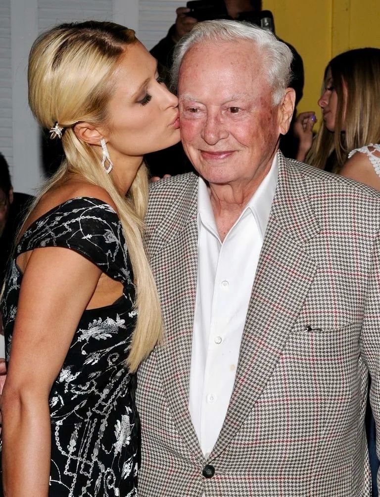 Paris Hilton : Plus de 4 milliards de dollars de ventes générées par ses marques depuis 2004.