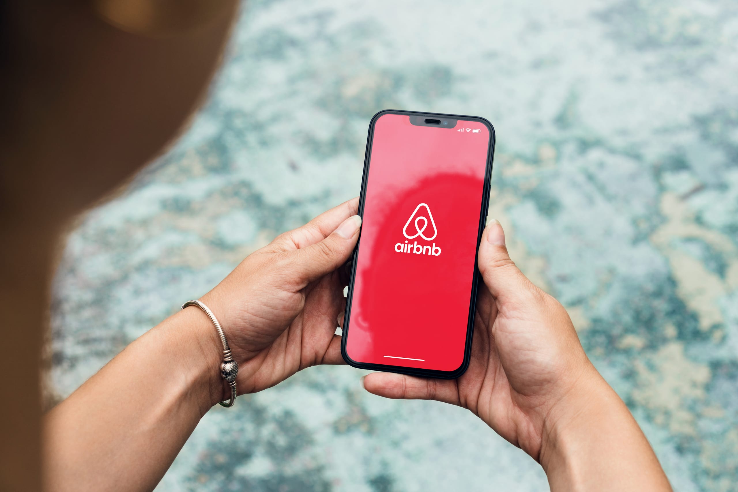 Airbnb resserre les règles imposées aux hôtes et réduit leurs relations aux voyageurs