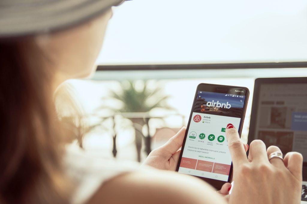Airbnb Lance Mise à Jour Avec Fonctionnalités Sociales et IA, Nouveaux Services en Europe et États-Unis
