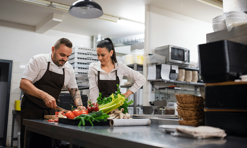 Les uniformes de chef visent à garantir protection, hygiène et confort dans des environnements de cuisine commerciale exigeants.