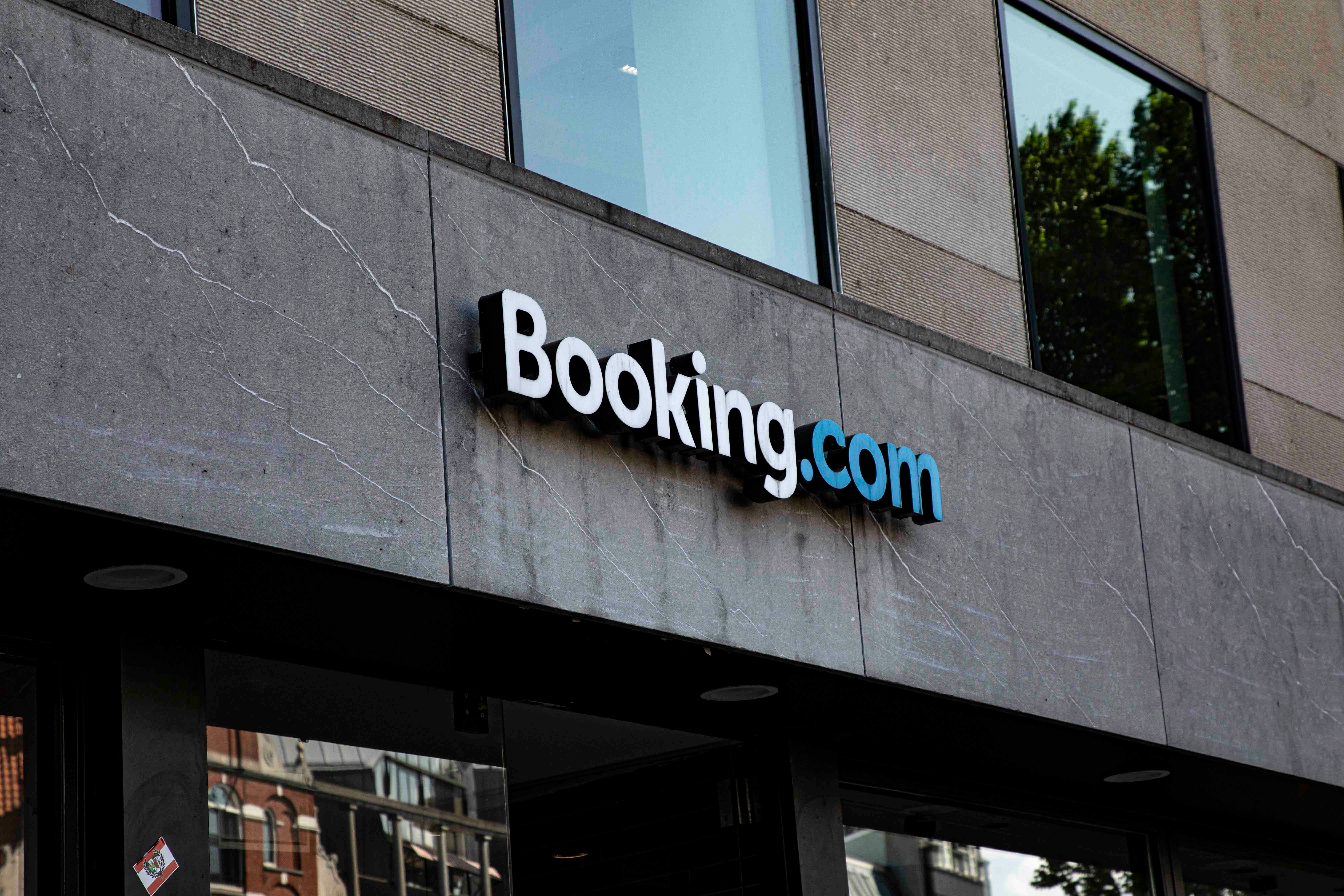 Booking.com : la collecte automatique des frais par personne, notamment de la taxe de séjour, à compter du 1er décembre 2026