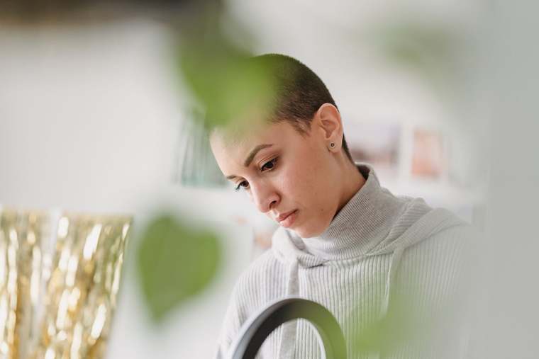 Le réseau bénévole Les Hébergeuses Solidaires offre des séjours gratuits annuels aux femmes atteintes de cancer en France.
