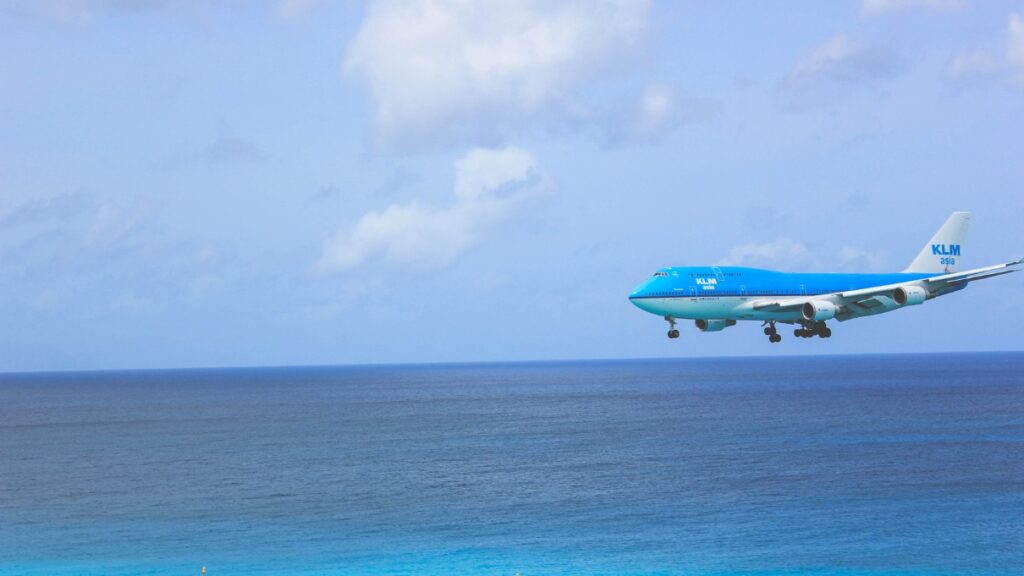 KLM reçoit son premier Airbus A350-900, marquant un investissement de 7 milliards d'euros pour renouveler sa flotte.