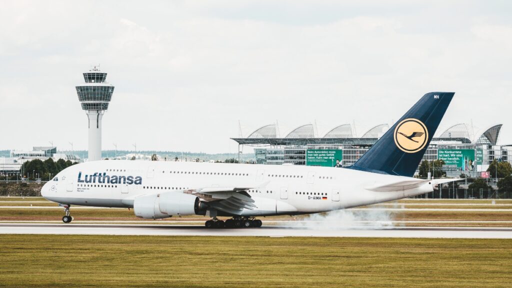 Lufthansa prévoit un surcoût de kérosène supérieur à 1,5 milliard d'euros pour 2026, dépassant ses prévisions.