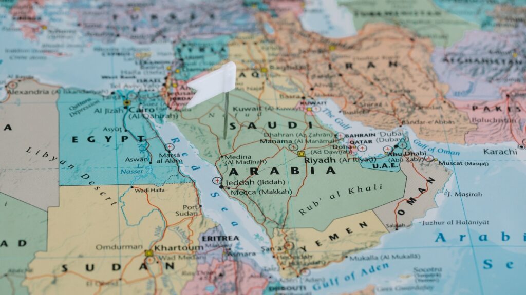 Cathay Pacific et Delta Air Lines reportent leurs vols vers Riyad jusqu'en 2027 après attaques aéroportuaires.